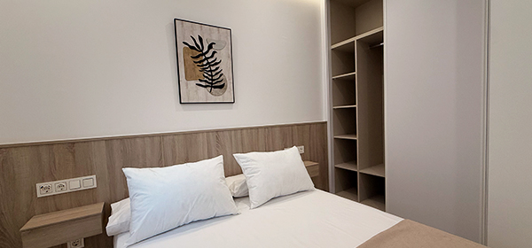 Habitación 1, detalle de la cama y ropa de cama