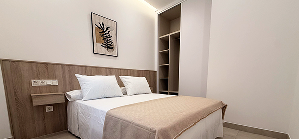 Habitación 1, zona de armario y ventana