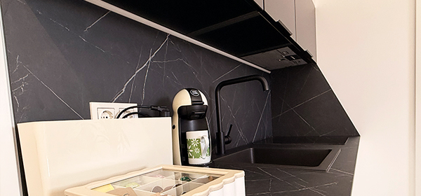 Cocina totalmente equipada con electrodomésticos modernos
